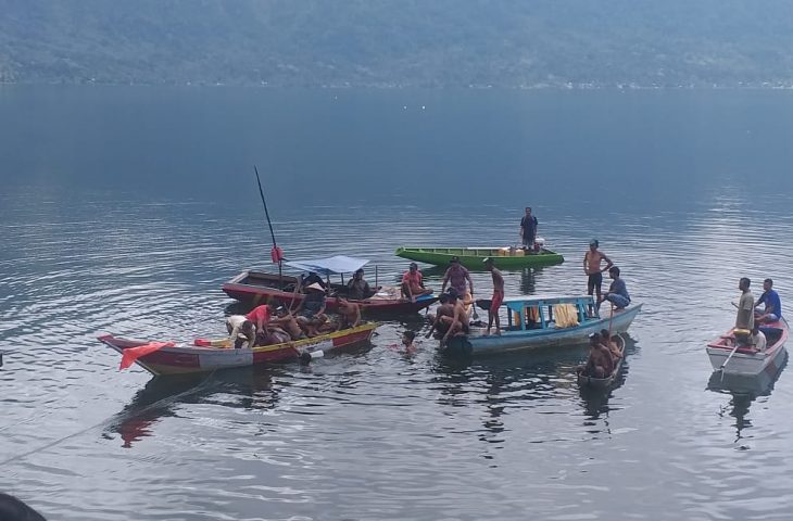Suasana saat pencarian warga tenggelam di Danau Maninjau